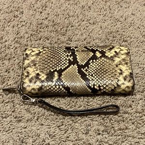 Women’s Michael Kors zipper wallet.